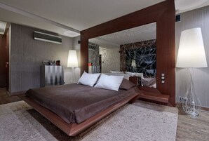 Deluxe Double or Twin Room | Hypo-allergenic bedding, minibar, in-room safe, individually decorated