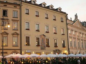 A historic building with multiple windows and a central entrance. - Hotel Wentzl (Kraków)