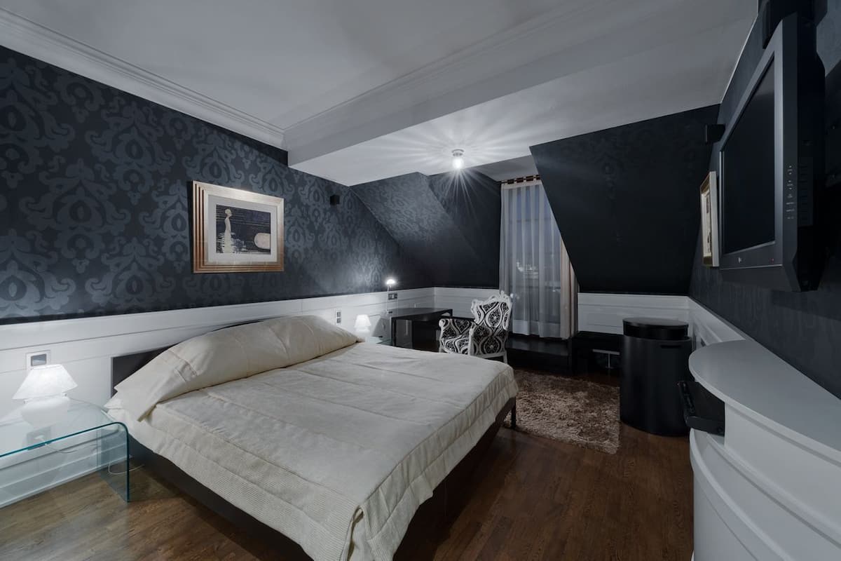 1 bedroom, hypo-allergenic bedding, minibar, in-room safe