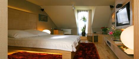 Hypo-allergenic bedding, minibar, in-room safe, individually decorated