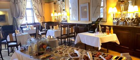 Daily buffet breakfast (PLN 50 per person)