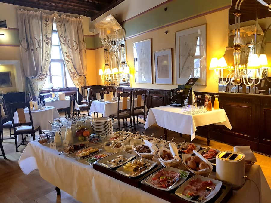 Daily buffet breakfast (PLN 50 per person)