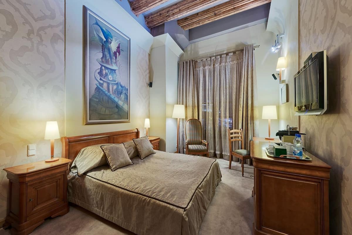 Standard Double Room | Hypo-allergenic bedding, minibar, in-room safe, individually decorated