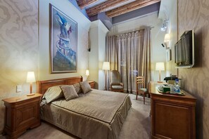 Standard Double Room | Hypo-allergenic bedding, minibar, in-room safe, individually decorated - Hotel Wentzl (Kraków)