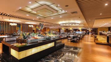 4 restaurantes; se sirve desayuno, almuerzo y cena; cocina internacional