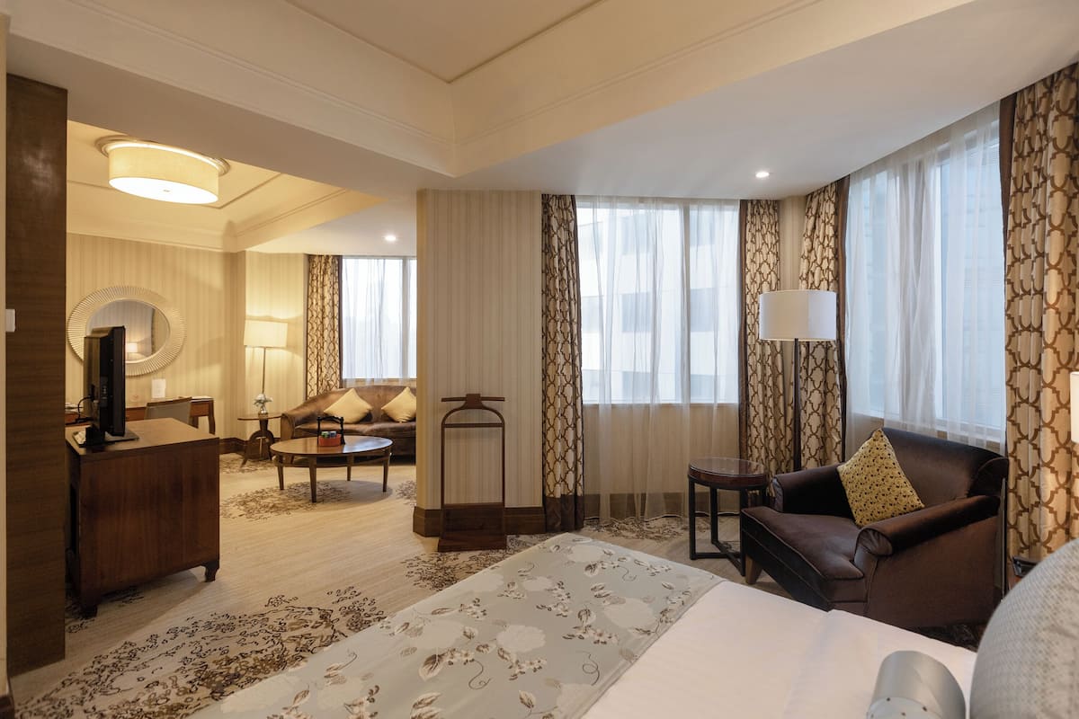 Suite Superior, 1 letto king | Biancheria da letto ipoallergenica, minibar, una cassaforte in camera