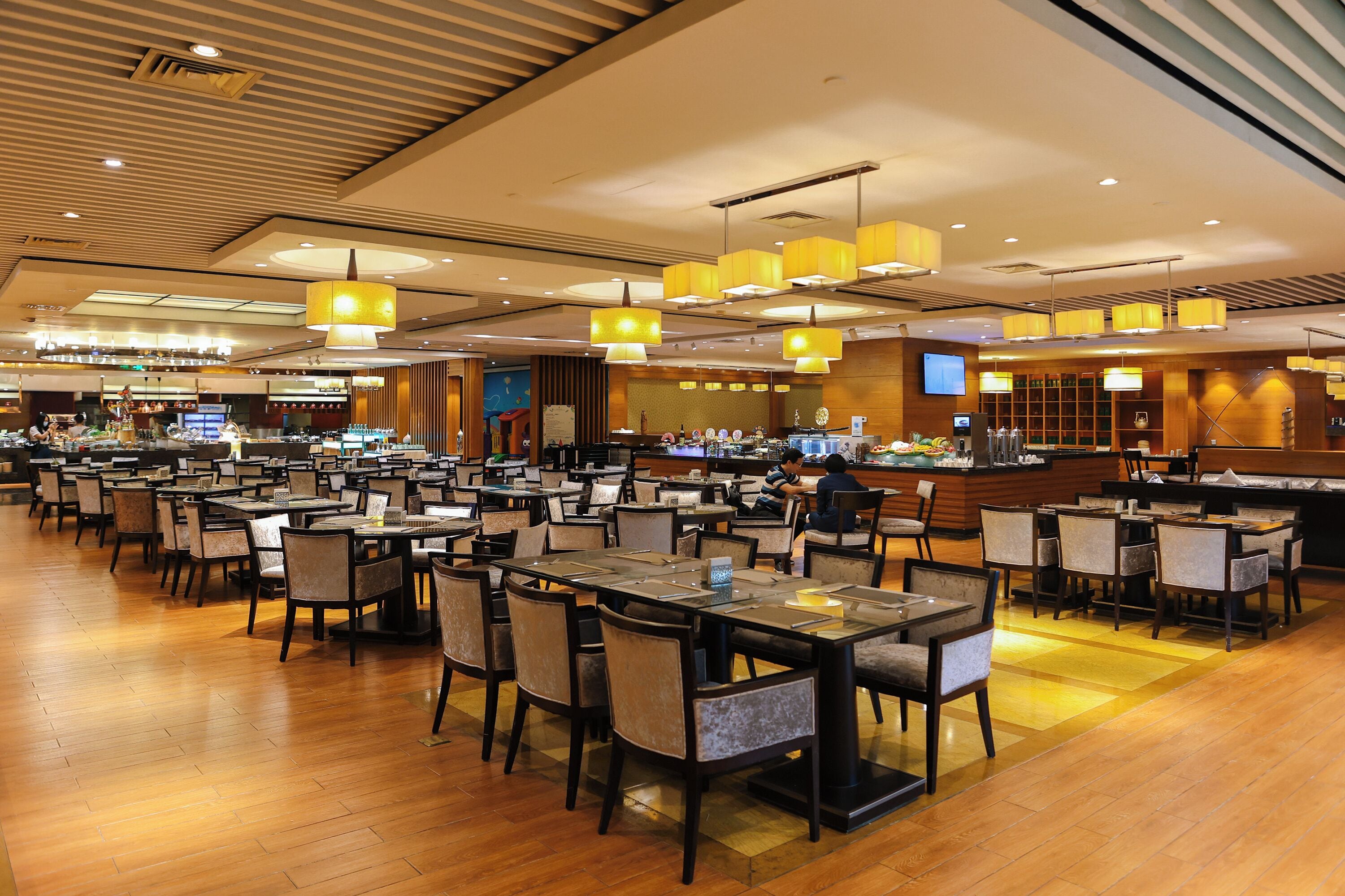 4 restaurantes; se sirve desayuno, almuerzo y cena; cocina internacional