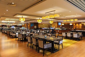 4 restaurants, breakfast, lunch, dinner served; international cuisine 