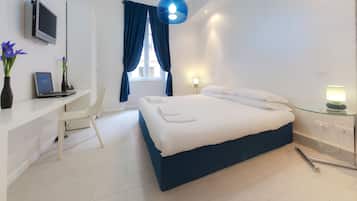 Habitación doble estándar | Caja de seguridad en la habitación, muebles diferentes y escritorio