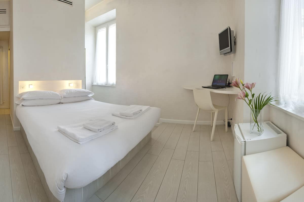 In-room safe, individually furnished, desk, iron/ironing board