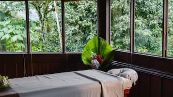 Salas de tratamiento para parejas y tina de hidromasaje