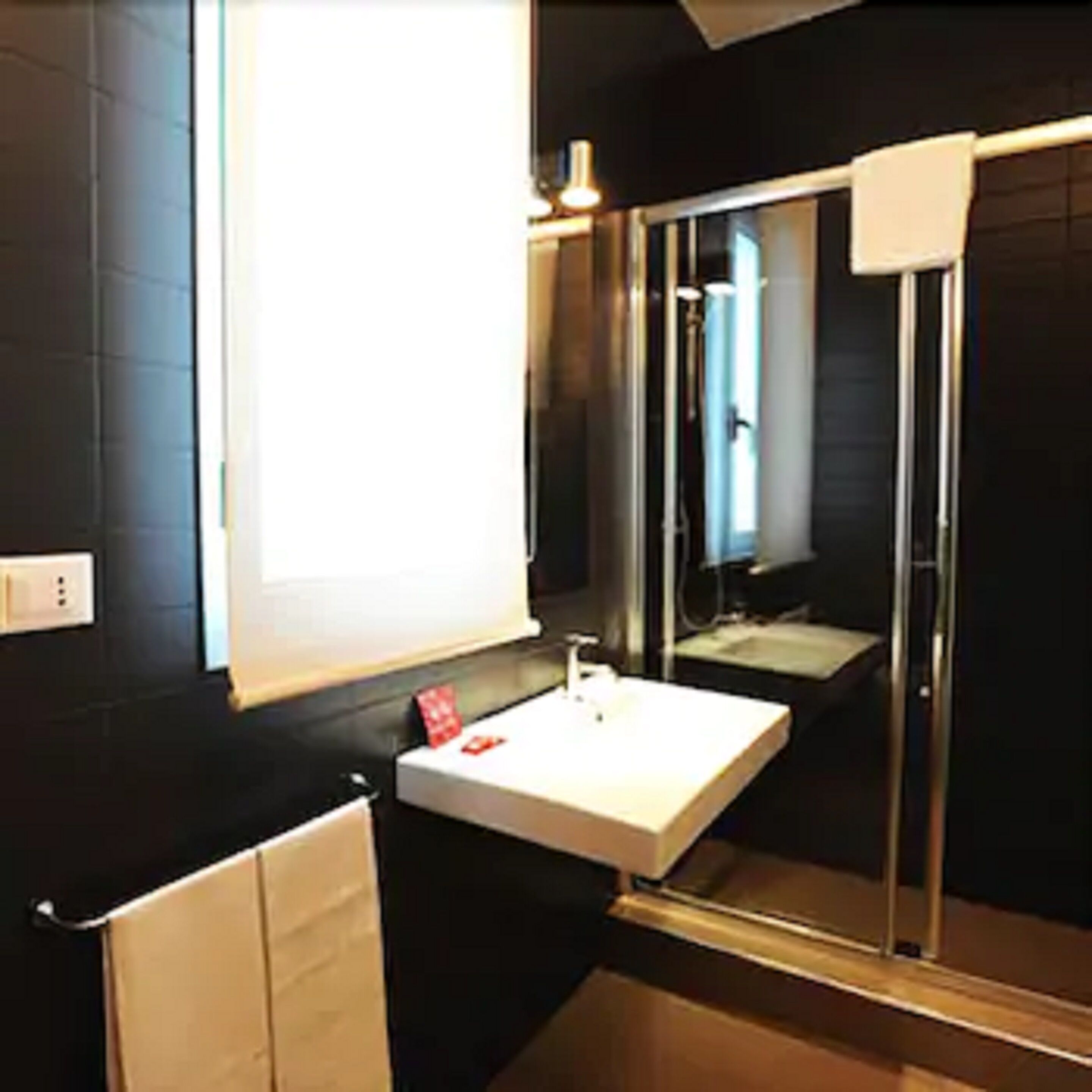 Shower, free toiletries, hair dryer, bidet