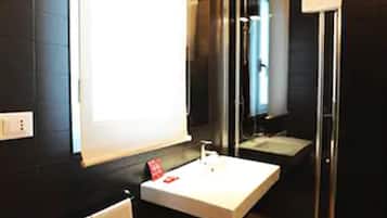 Shower, free toiletries, hair dryer, bidet