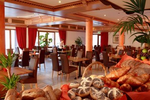 Tägliches Frühstücksbuffet (15.00 EUR pro Person)
