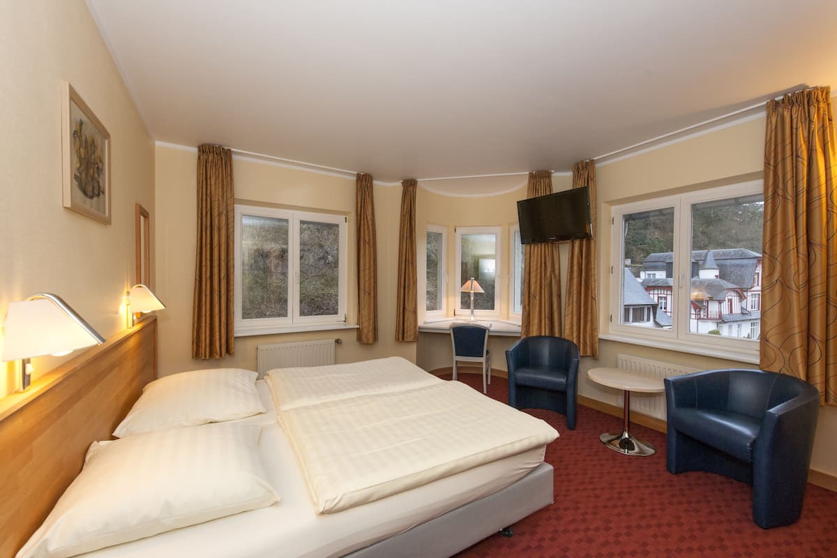 comfort double or twin room | in-room safe, desk, blackout curtains, soundproofing