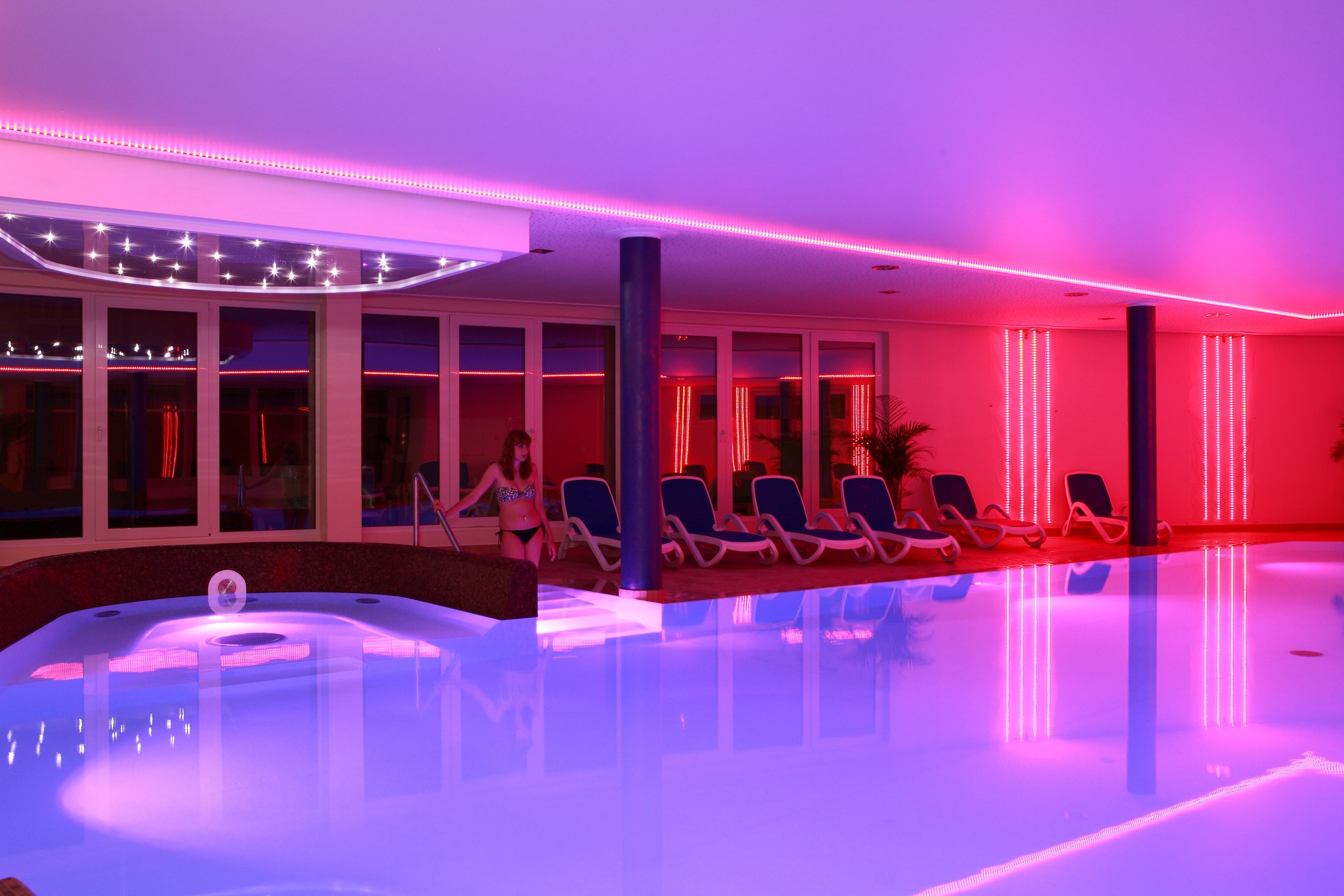 Piscine couverte, chaises longues