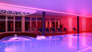 Piscine couverte, chaises longues