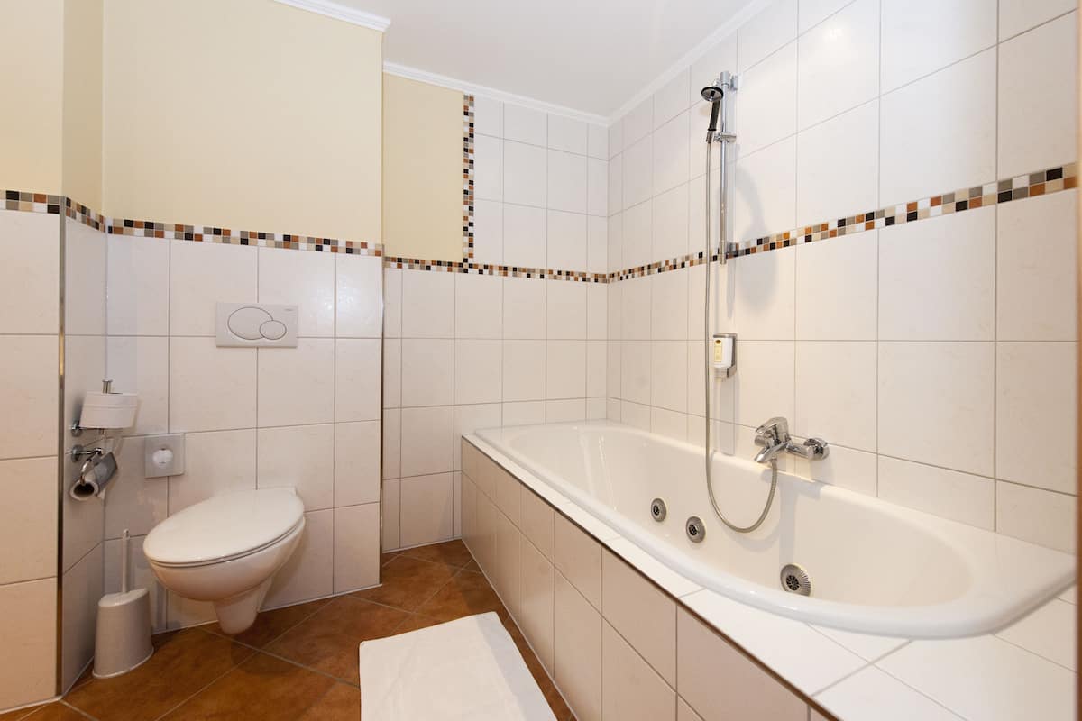 suite | jetted bathtub