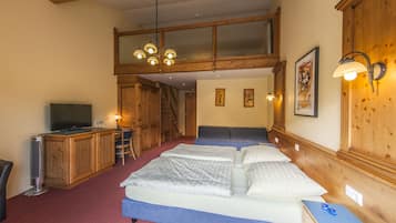 Vierbettzimmer, Balkon | Zimmersafe, Schreibtisch, Verdunkelungsvorhänge, schallisolierte Zimmer