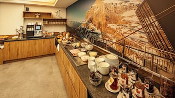 Un buffet con diverse pietanze e condimenti.