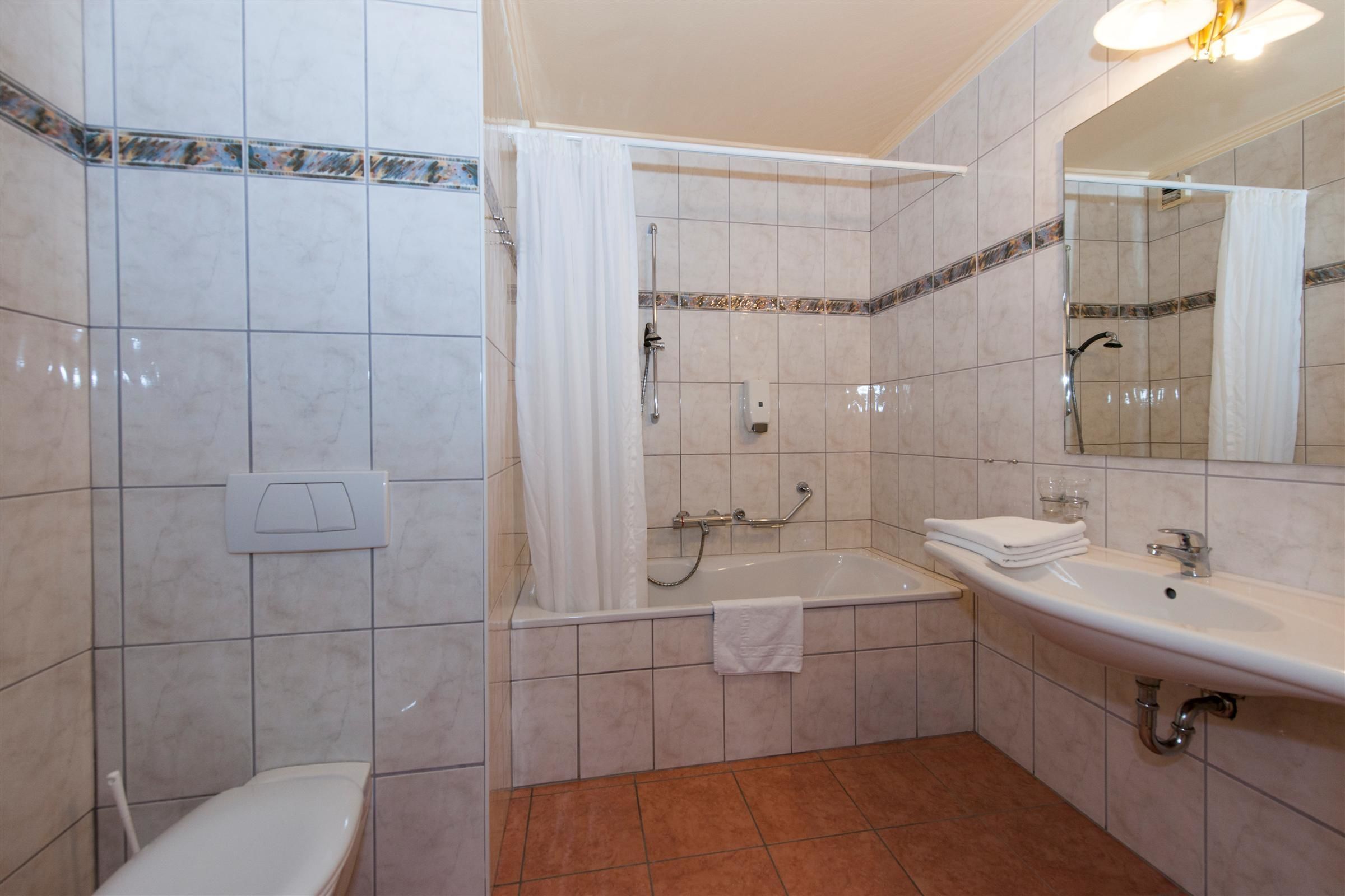 deluxe room | bathroom | free toiletries, hair dryer, towels