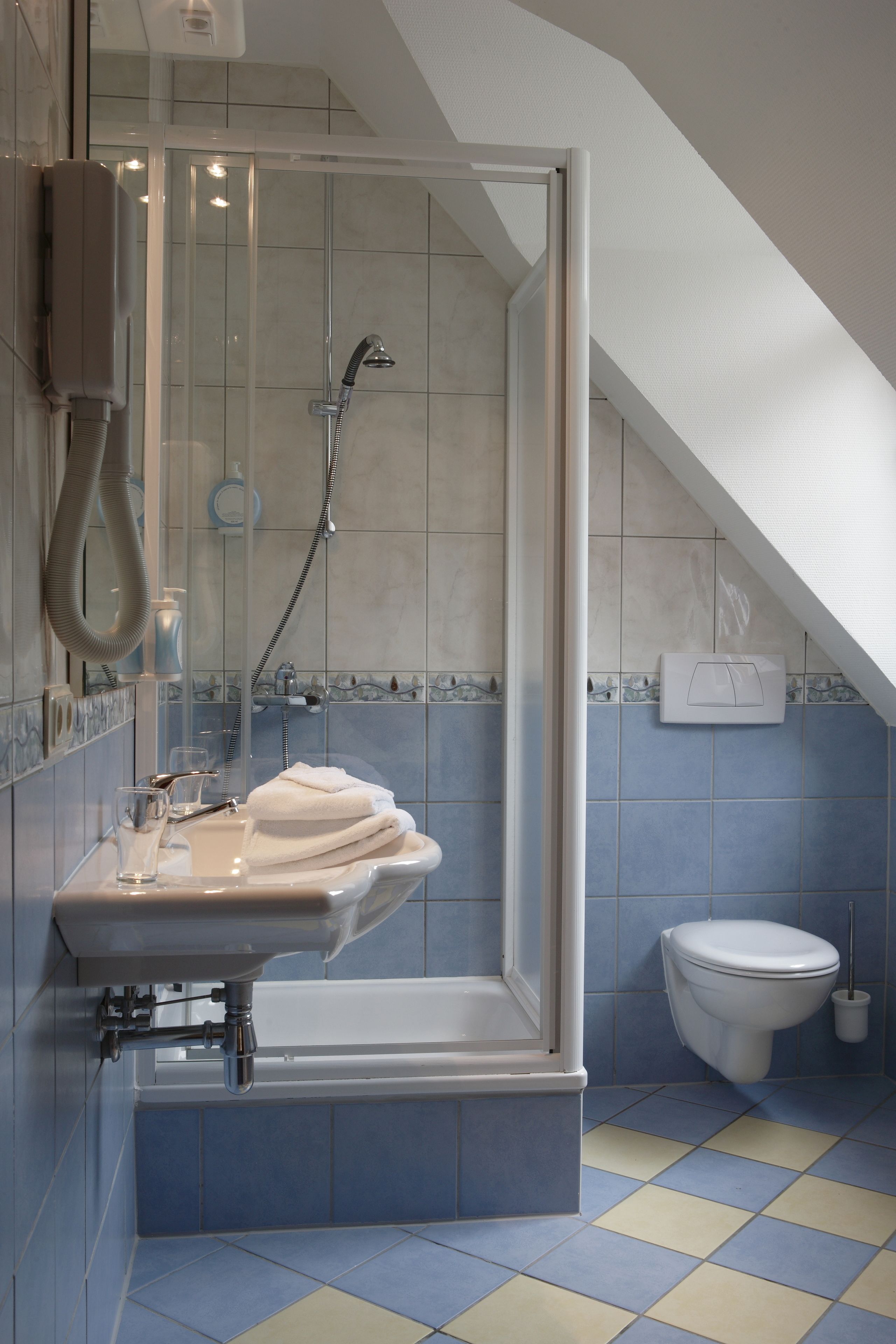 comfort double or twin room | bathroom | free toiletries, hair dryer, towels