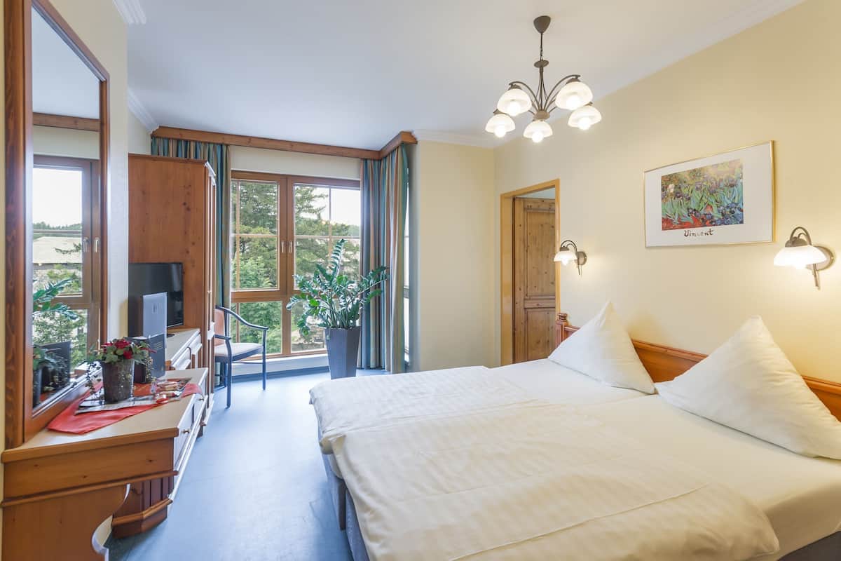 family room | in-room safe, desk, cots/infant beds, rollaway beds