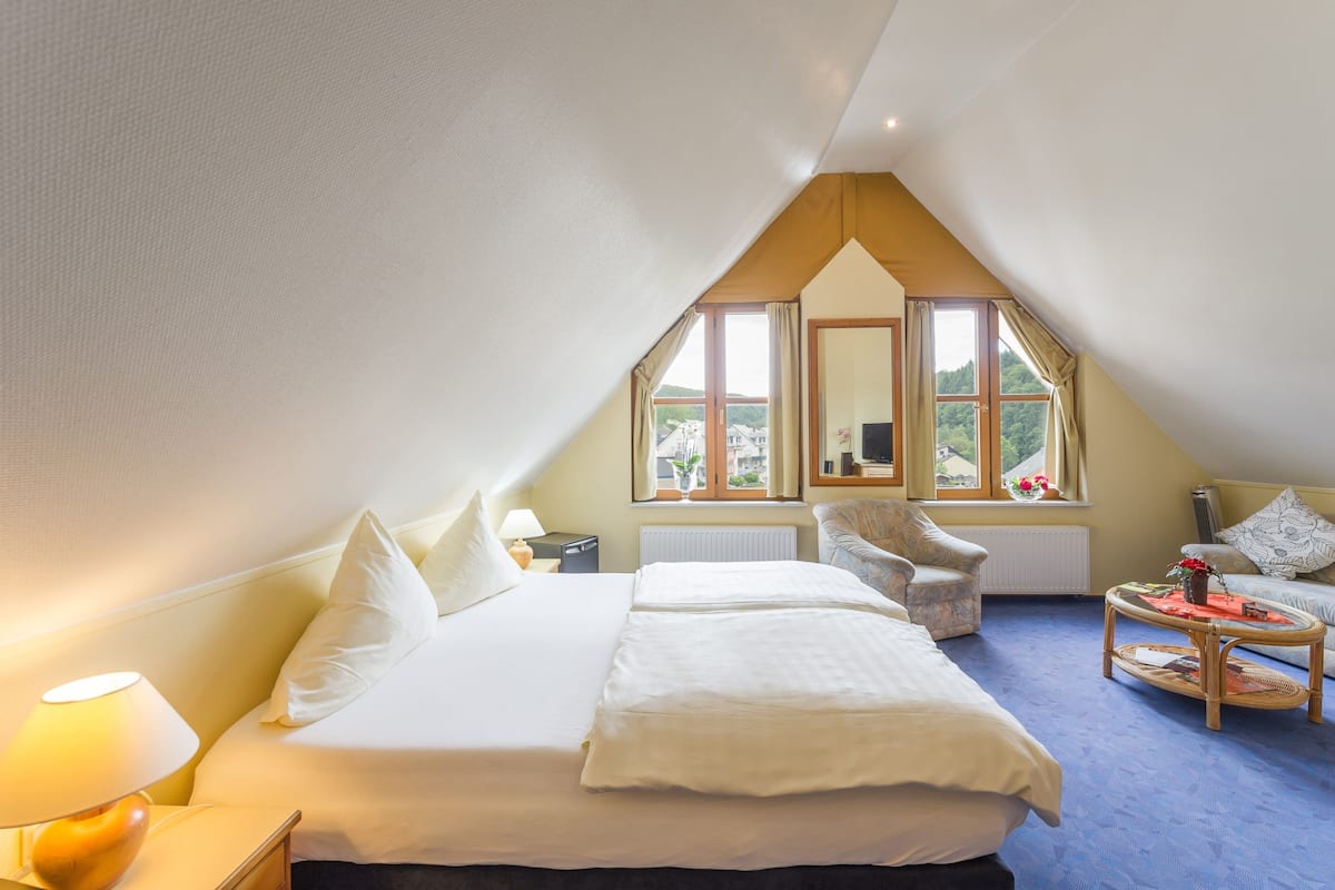 deluxe penthouse | in-room safe, desk, cots/infant beds, rollaway beds