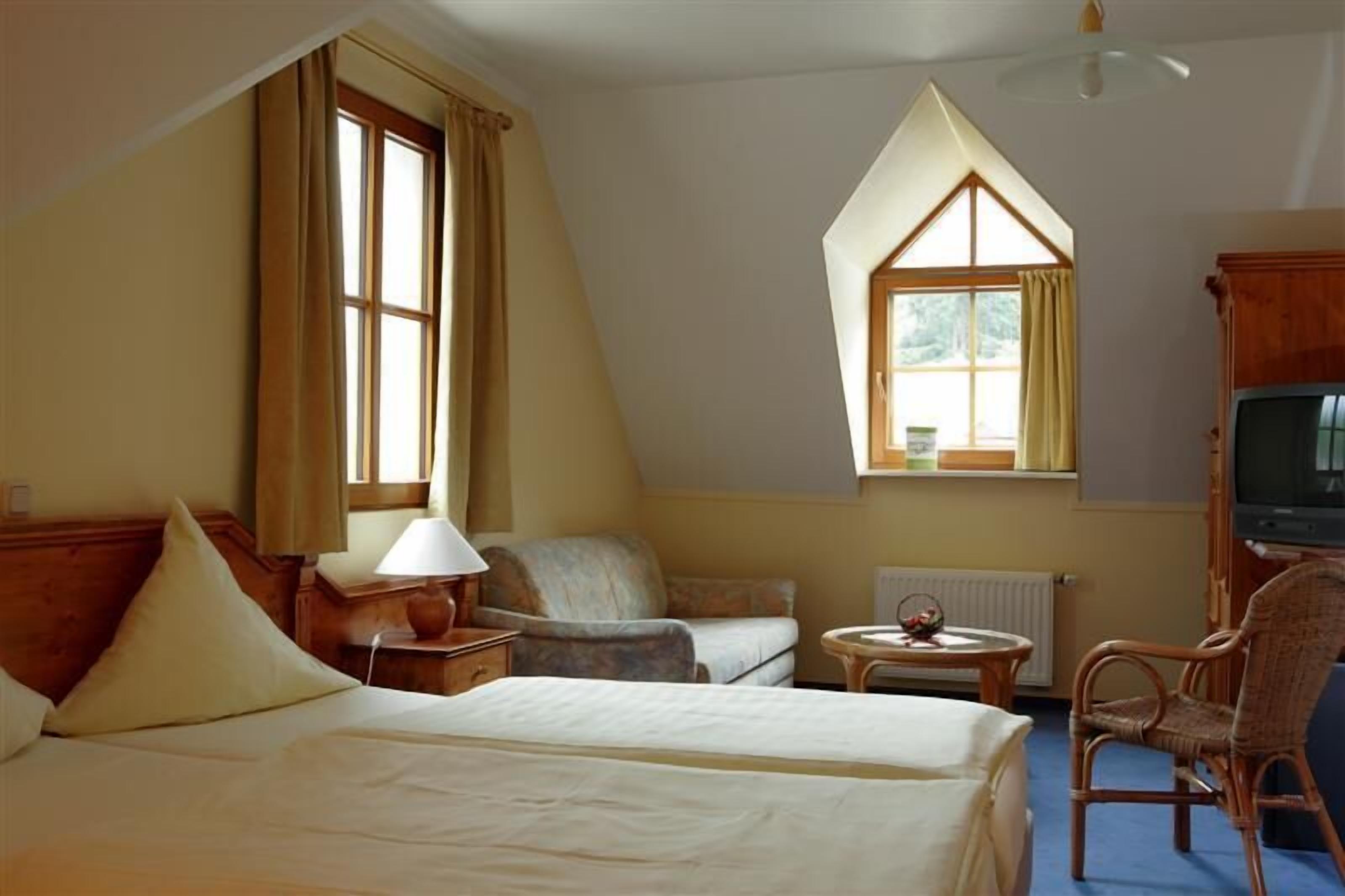 deluxe room | in-room safe, desk, cots/infant beds, rollaway beds