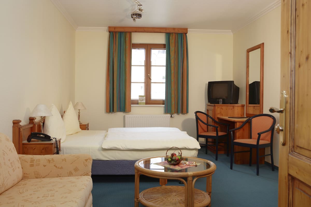 Comfort Double or Twin Room | In-room safe, desk, cribs/infant beds, rollaway beds