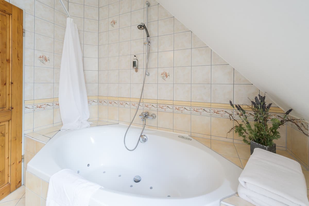 deluxe penthouse | bathroom | free toiletries, hair dryer, towels