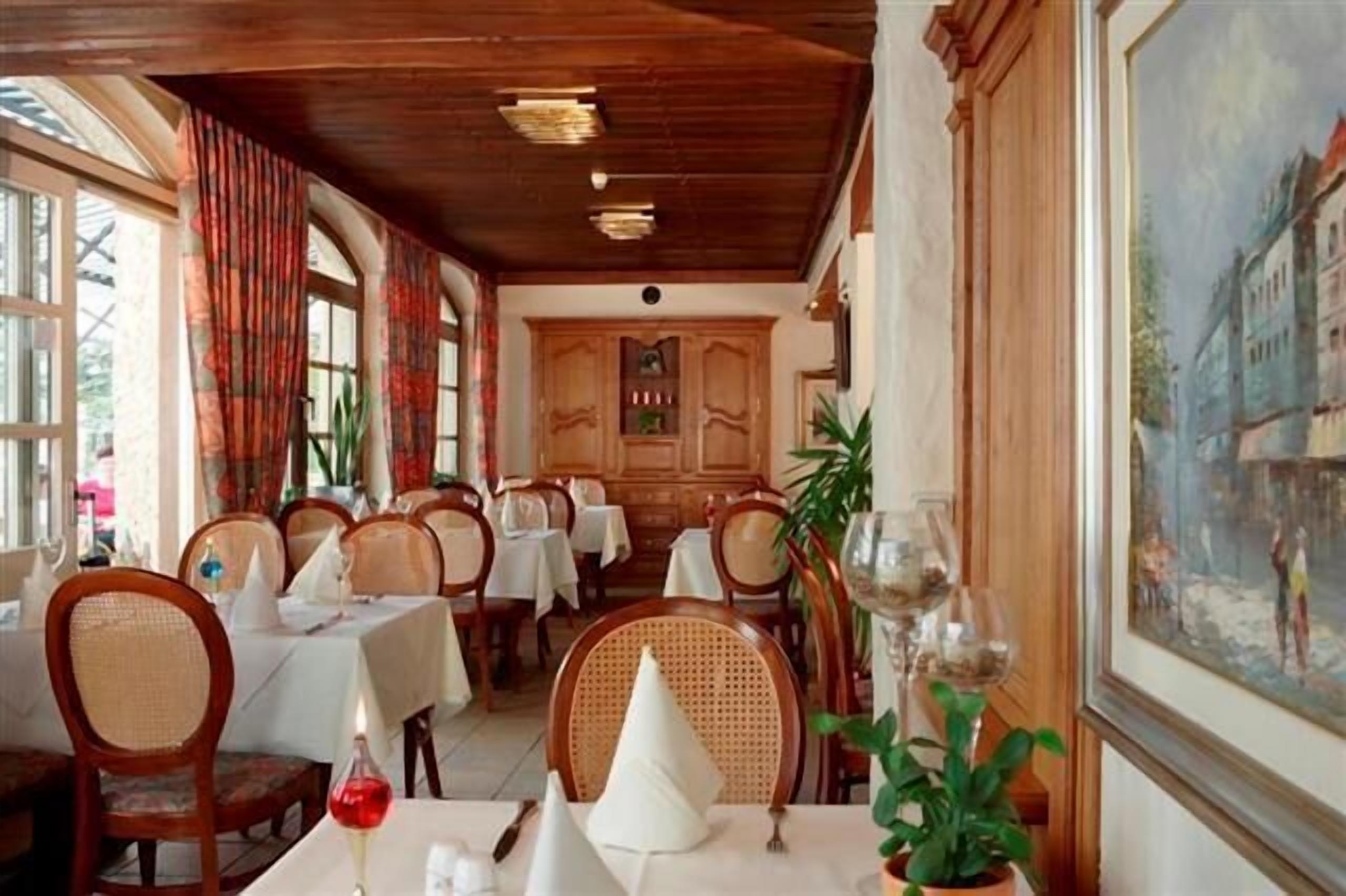 breakfast, lunch, dinner served; international cuisine