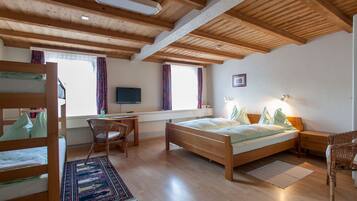 Kamer, Meerdere bedden ( 4 ) | 1 slaapkamer, een kluis op de kamer, een bureau, geluiddichte muren