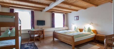 Rum - flera sÀngar ( 4 ) | 1 sovrum, vÀrdeförvaringsskÄp pÄ rummet, skrivbord och ljudisolering