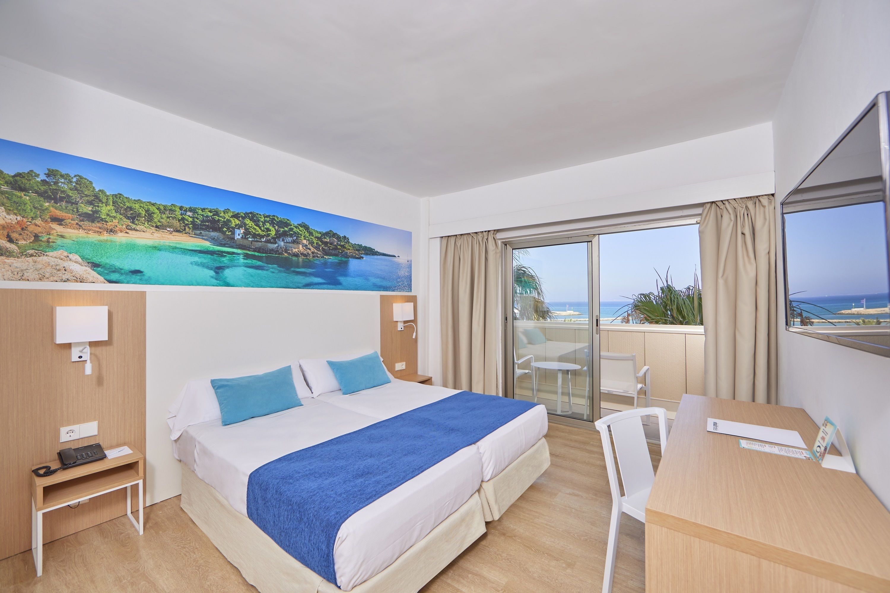 Habitación doble, balcón, vistas al mar | Escritorio, espacio para trabajar con un portátil, wifi gratis