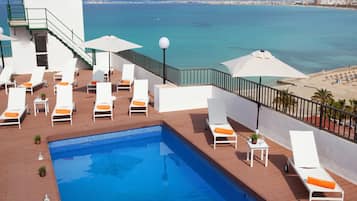 4 piscinas al aire libre, sombrillas, sillones reclinables de piscina