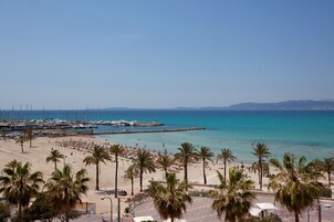 Ubicación a pie de playa y arena blanca