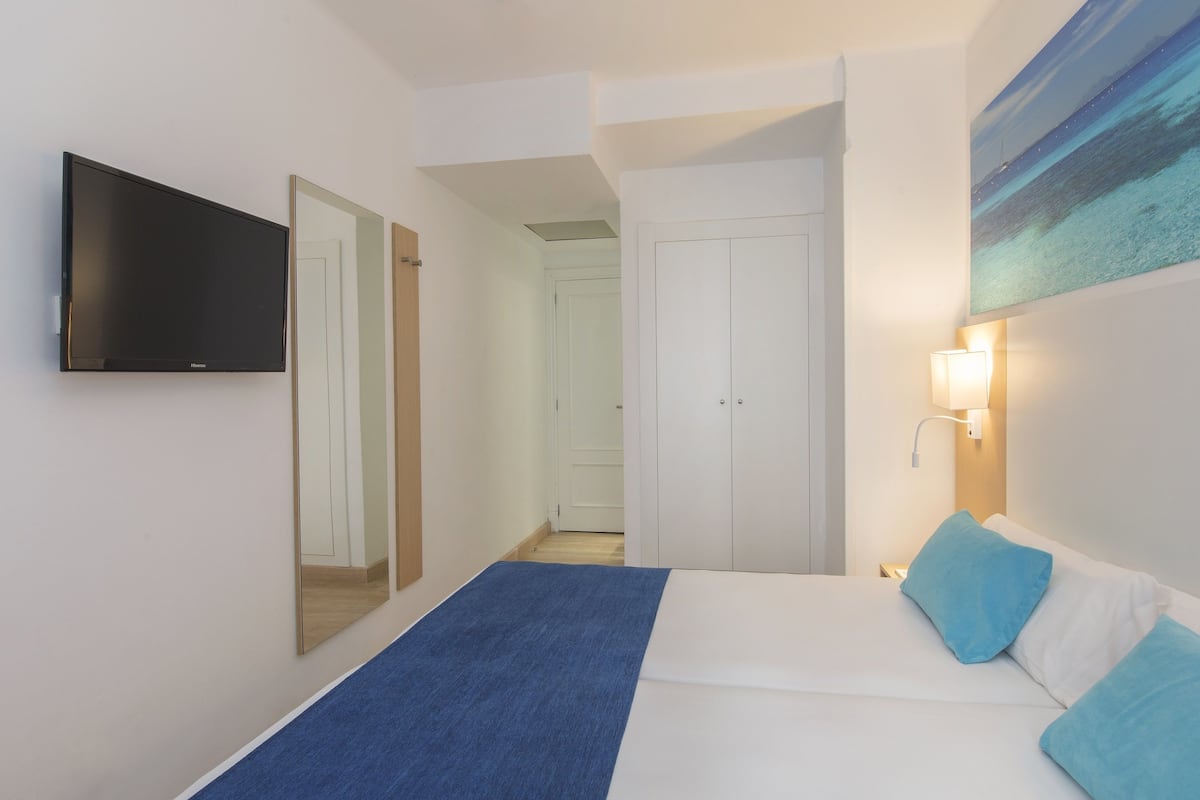 1 habitación, escritorio y espacio para trabajar con laptop