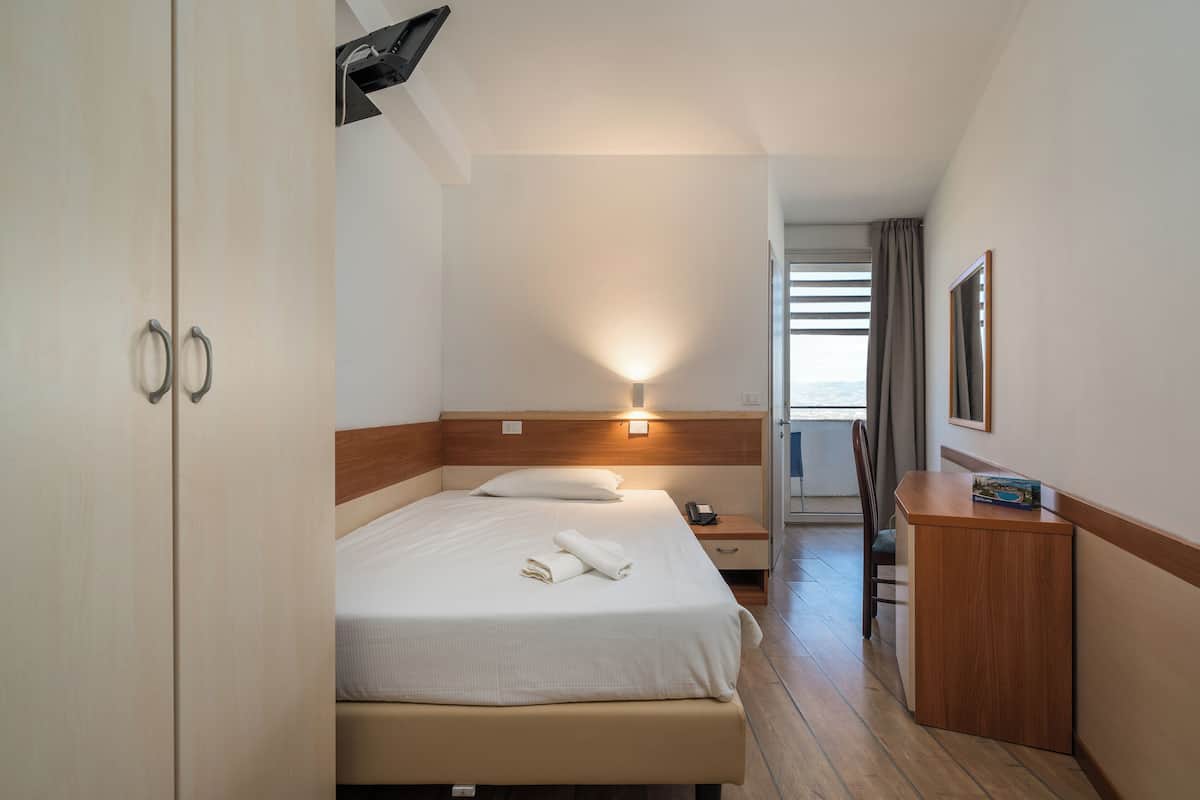 Habitació individual, 1 llit individual | Caixa forta a l'habitació, escriptori, bressols i roba de llit