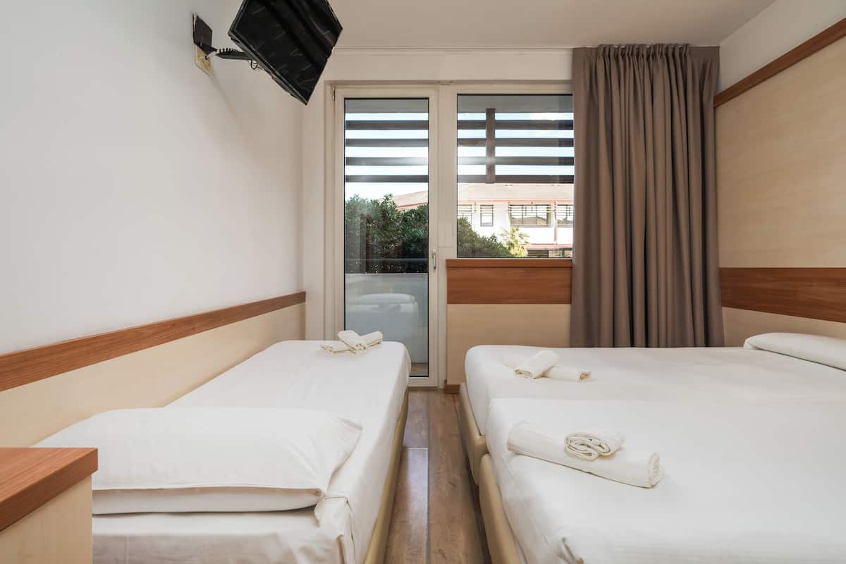Habitació triple | Caixa forta a l'habitació, escriptori, bressols i roba de llit