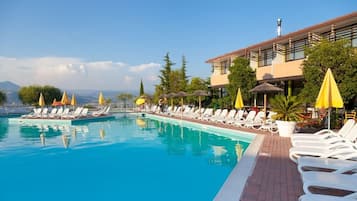 Piscine extérieure, parasols de plage, chaises longues