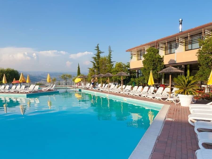 Utendørsbasseng, bassengparasoller og solsenger