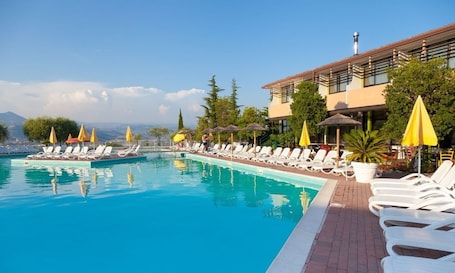 Piscina all'aperto, ombrelloni da piscina, lettini. Hotel Centro Turistico Gardesano