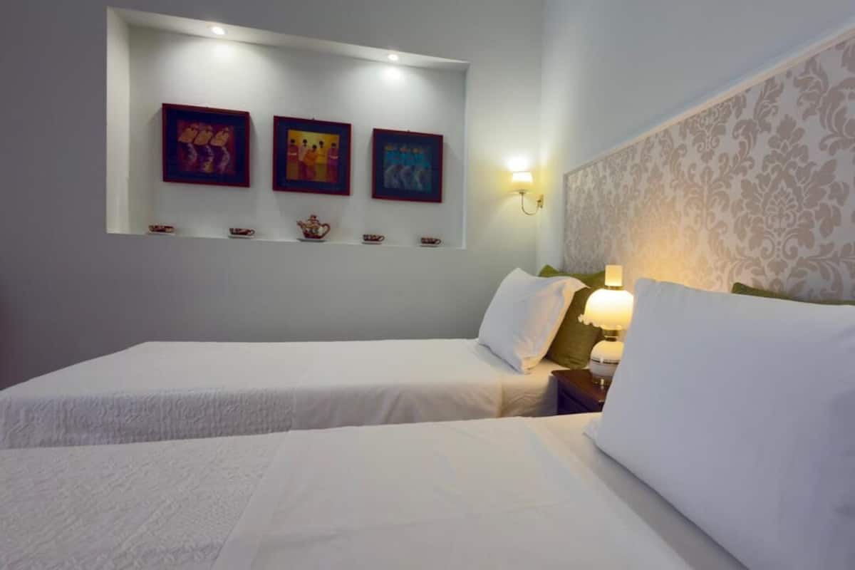 Kamar Twin Comfort | Seprai premium, selimut bulu angsa, minibar, dan Wi-Fi gratis