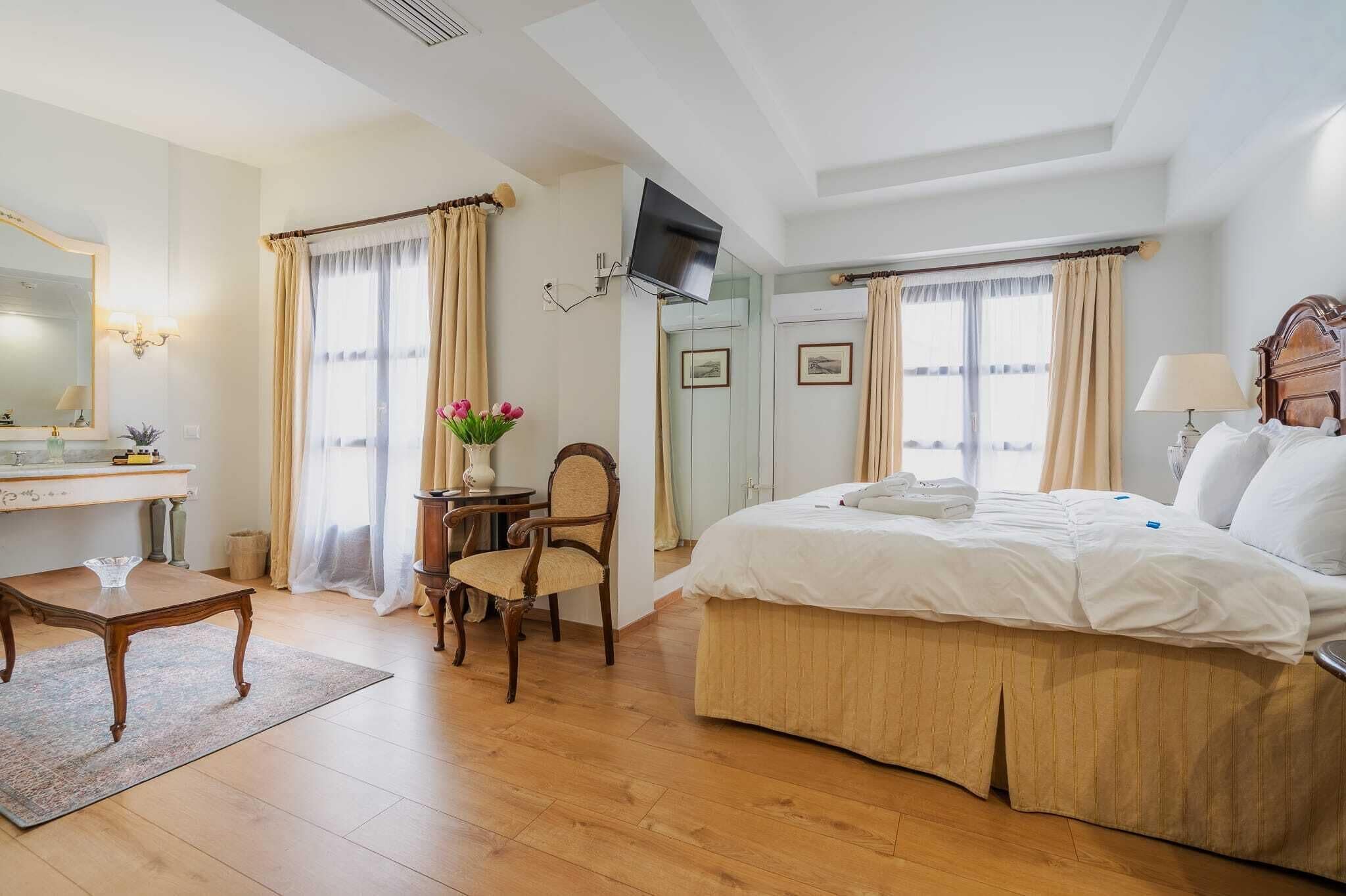 Junior Studio Suite | Premium bedding, down comforters, minibar, WiFi (free)