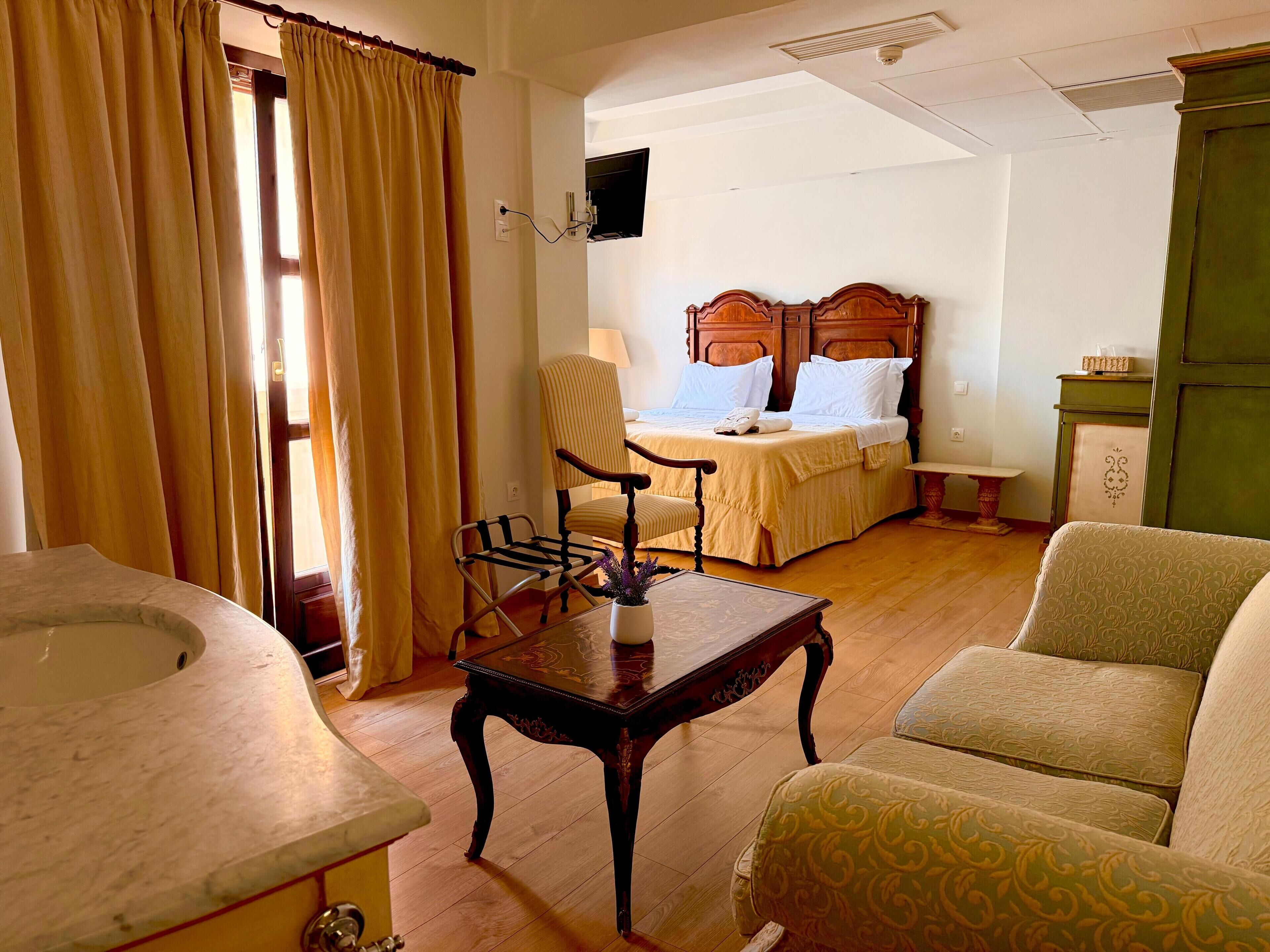 Junior suite | Luxe beddengoed, donsdekens, een minibar, gratis wifi