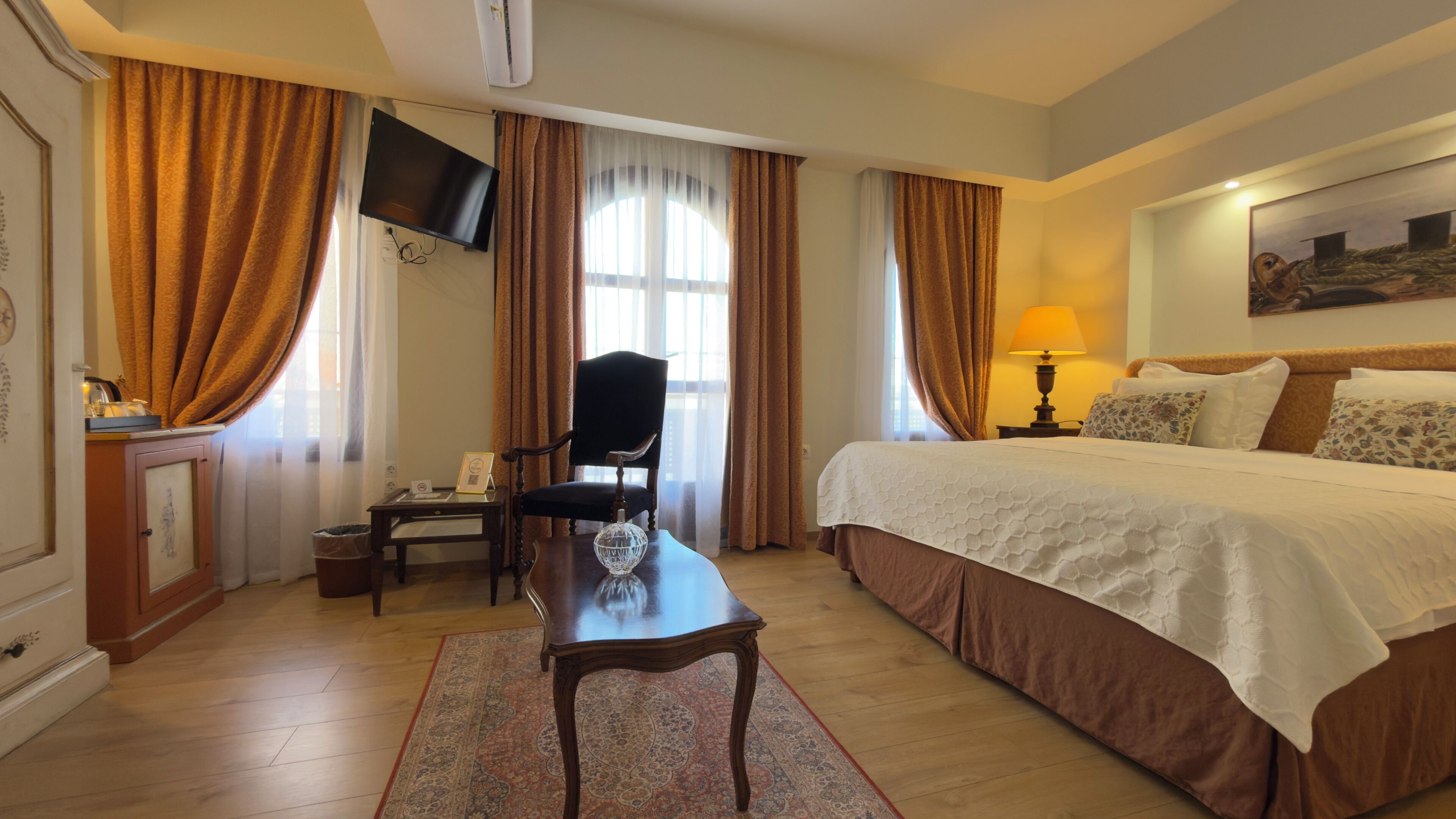 Quarto casal superior | Roupas de cama premium, edredons de pluma, frigobar, Wi-Fi de cortesia