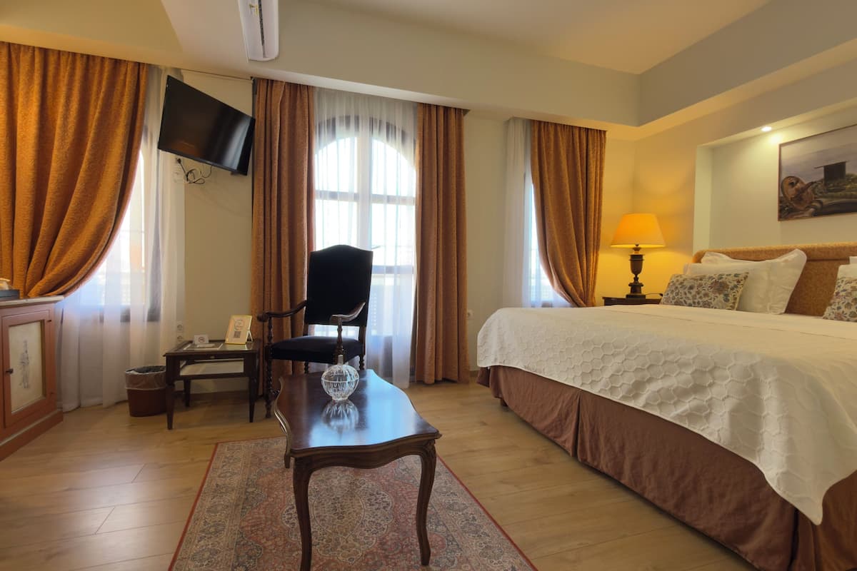 Quarto casal superior | Roupas de cama premium, edredons de pluma, frigobar, Wi-Fi de cortesia