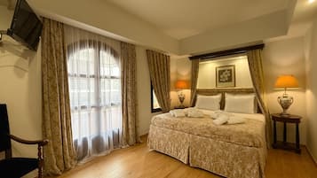 Junior-sviitti | 1 makuuhuone, ylelliset vuodevaatteet, untuvapeitot, minibaari