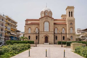 Une église historique dotée d’un dôme central, d’un clocher et de fenêtres en arc.